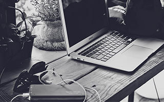 九游娱乐官方-年轻车坛新星：梦想之路的辛酸与坚持