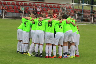 库里赛后称赞队友团结赢下关键比赛，库里鼓励