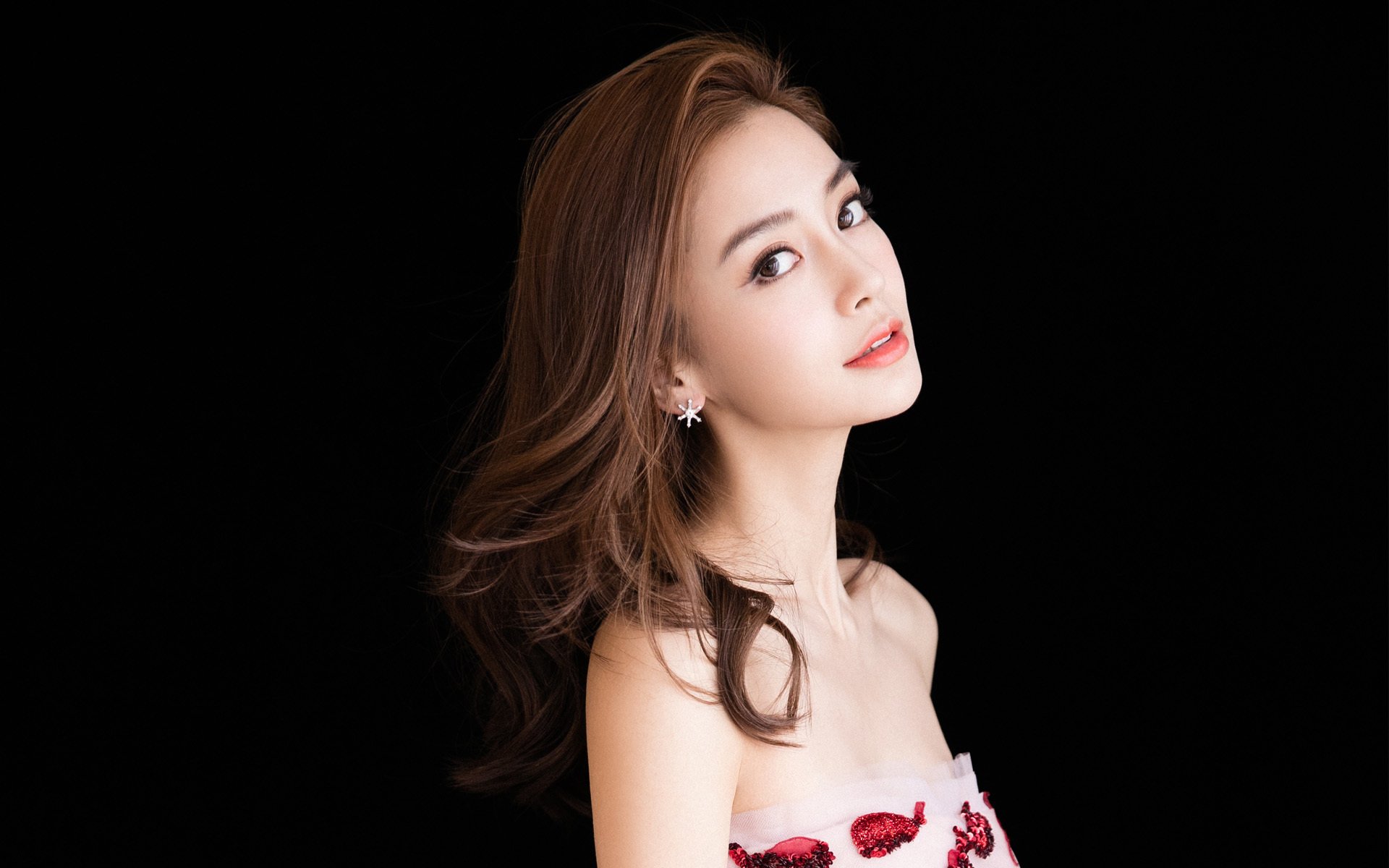 库里赛后称赞队友团结赢下关键比赛,库里鼓励