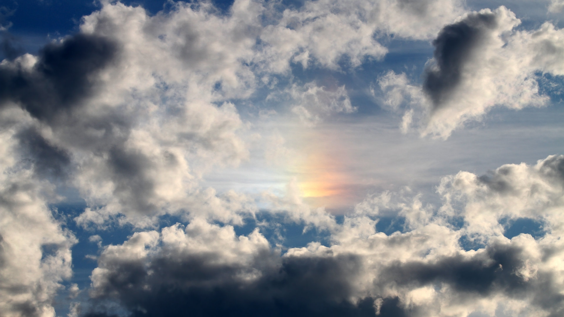 赛场周边商业区人流激增，城市商圈活力被激活，赛场场地